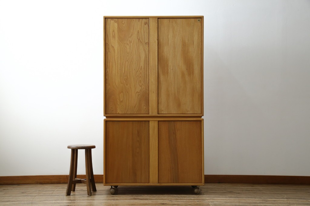 イギリスヴィンテージ　ERCOL(アーコール)　ニレ材製のキャビネット　(R-050208)