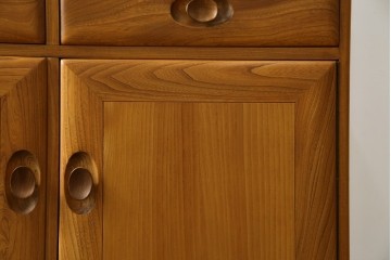 イギリスヴィンテージ　ERCOL(アーコール)　ニレ材製のキャビネット　(R-050208)