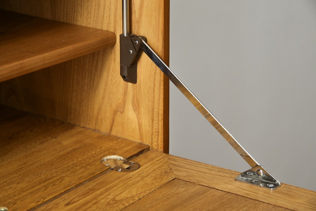 イギリスヴィンテージ　ERCOL(アーコール)　ニレ材製のキャビネット　(R-050208)