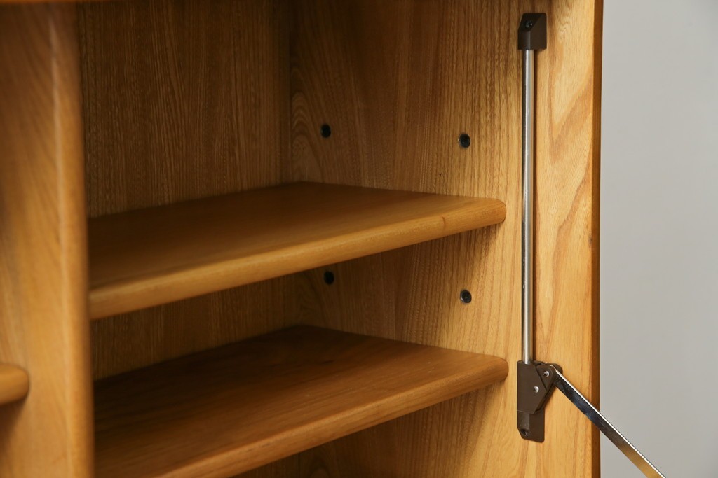 イギリスヴィンテージ　ERCOL(アーコール)　ニレ材製のキャビネット　(R-050208)