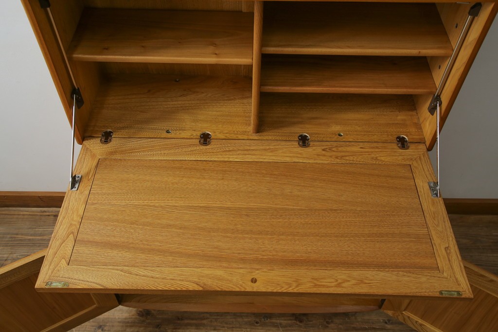 イギリスヴィンテージ　ERCOL(アーコール)　ニレ材製のキャビネット　(R-050208)