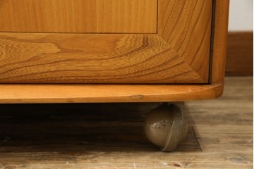 イギリスヴィンテージ　ERCOL(アーコール)　ニレ材製のキャビネット　(R-050208)