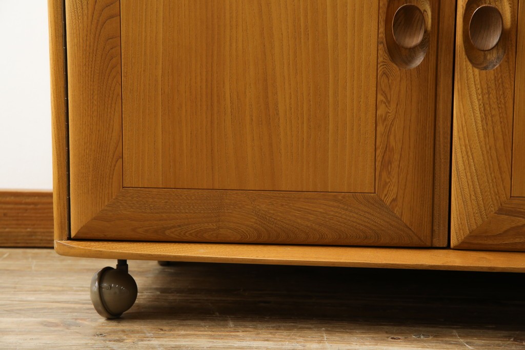 イギリスヴィンテージ　ERCOL(アーコール)　ニレ材製のキャビネット　(R-050208)