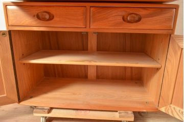 イギリスヴィンテージ　ERCOL(アーコール)　ニレ材製のキャビネット(カップボード、食器棚、収納棚、ビンテージ、飾り棚、陳列棚)(R-050208)
