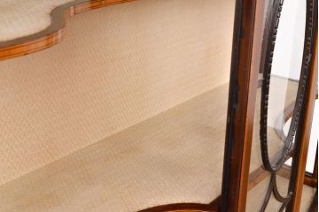 イギリスアンティーク　高級品　マホガニー材　象嵌入りの凝ったデザインがお洒落なキャビネット(ガラスケース、飾り棚)(R-050215)