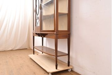 イギリスアンティーク　高級品　マホガニー材　象嵌入りの凝ったデザインがお洒落なキャビネット(ガラスケース、飾り棚)(R-050215)