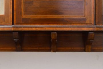 イギリスアンティーク　高級品　マホガニー材　象嵌入りの凝ったデザインがお洒落なキャビネット(ガラスケース、飾り棚)(R-050215)