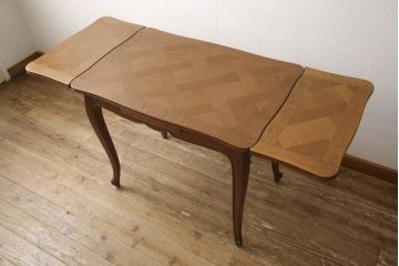 フランスアンティーク　オーク材　小ぶりなサイズが珍しい、パーケット天板のドローリーフテーブル(エクステンションテーブル、ダイニングテーブル)(R-050216)