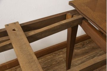 フランスアンティーク　オーク材　小ぶりなサイズが珍しい、パーケット天板のドローリーフテーブル(エクステンションテーブル、ダイニングテーブル)(R-050216)