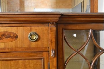 イギリスアンティーク　マホガニー材　上手物!凝ったつくりを楽しめるエレガントなキャビネット(収納棚、戸棚、飾り棚)(R-050217)