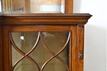 イギリスアンティーク　マホガニー材　上手物!凝ったつくりを楽しめるエレガントなキャビネット(収納棚、戸棚、飾り棚)(R-050217)