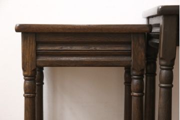 イギリスアンティーク　ニレ材　クラシカルな雰囲気漂うネストテーブル(サイドテーブル、カフェテーブル)(R-050219)