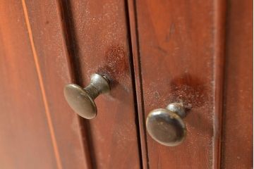 イギリスアンティーク　マホガニー材　ペイント仕上げ限定　お部屋の隅をお洒落に活用できるコーナーキャビネット(収納棚、戸棚)(R-050226)