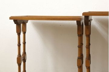 イギリスアンティーク　天板パイン材　凝ったデザインが魅力のネストテーブル(サイドテーブル、コーヒーテーブル)(R-050228)