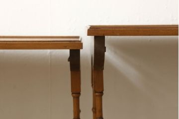 イギリスアンティーク　天板パイン材　凝ったデザインが魅力のネストテーブル(サイドテーブル、コーヒーテーブル)(R-050228)