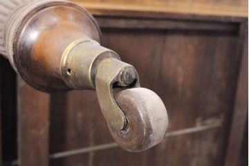 フランスアンティーク　格調高い佇まいが魅力的なウォールナット材製エクステンションテーブル(補助板2枚付き、拡張式テーブル、ダイニングテーブル、2人掛け、4人掛け、6人掛け)(R-050234)