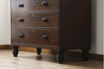 イギリスアンティーク　洗練されたデザインが気品漂うウォールナット材製チェスト(引き出し、サイドチェスト)(R-050236)