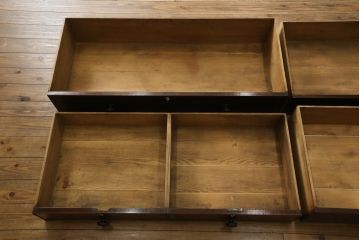 イギリスアンティーク　洗練されたデザインが気品漂うウォールナット材製チェスト(引き出し、サイドチェスト)(R-050236)