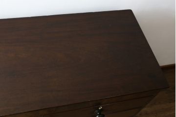 イギリスアンティーク　洗練されたデザインが気品漂うウォールナット材製チェスト(引き出し、サイドチェスト)(R-050236)