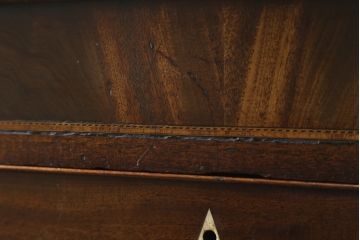 イギリスアンティーク　洗練されたデザインが気品漂うウォールナット材製チェスト(引き出し、サイドチェスト)(R-050236)