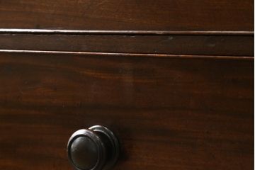 イギリスアンティーク　洗練されたデザインが気品漂うウォールナット材製チェスト(引き出し、サイドチェスト)(R-050236)