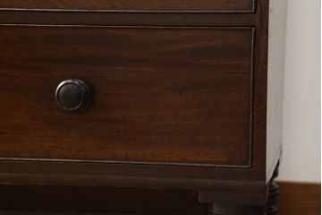 イギリスアンティーク　洗練されたデザインが気品漂うウォールナット材製チェスト(引き出し、サイドチェスト)(R-050236)