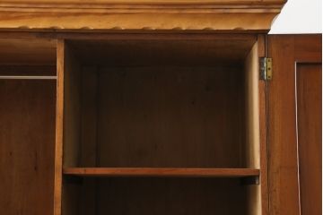 フランスアンティーク　メープル材　温かみのある色合いとシンプルなデザインが魅力!カントリースタイルの空間づくりにおすすめのワードローブ(洋服タンス、キャビネット)(R-050245)