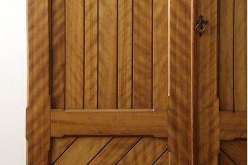 フランスアンティーク　メープル材　温かみのある色合いとシンプルなデザインが魅力!カントリースタイルの空間づくりにおすすめのワードローブ(洋服タンス、キャビネット)(R-050245)