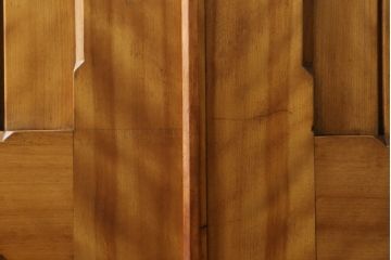 フランスアンティーク　メープル材　温かみのある色合いとシンプルなデザインが魅力!カントリースタイルの空間づくりにおすすめのワードローブ(洋服タンス、キャビネット)(R-050245)
