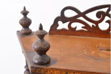 イギリスアンティーク　ペイント仕上げ限定　挽き物加工の支柱がエレガントな雰囲気を演出するラック(オープンシェルフ、飾り棚)(R-050246)