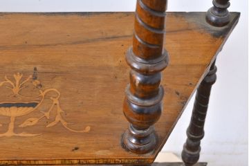 イギリスアンティーク　ペイント仕上げ限定　挽き物加工の支柱がエレガントな雰囲気を演出するラック(オープンシェルフ、飾り棚)(R-050246)