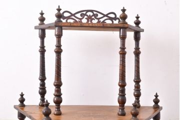 イギリスアンティーク　ペイント仕上げ限定　挽き物加工の支柱がエレガントな雰囲気を演出するラック(オープンシェルフ、飾り棚)(R-050246)