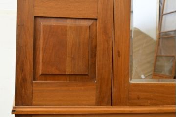 イギリスアンティーク　優雅なレリーフが品の良さを高めるウォールナット材製ワードローブ(洋服タンス、引き出し、キャビネット)(R-050247)
