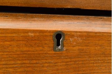 イギリスアンティーク　優雅なレリーフが品の良さを高めるウォールナット材製ワードローブ(洋服タンス、引き出し、キャビネット)(R-050247)