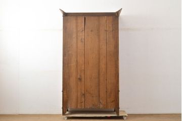 イギリスアンティーク　優雅なレリーフが品の良さを高めるウォールナット材製ワードローブ(洋服タンス、引き出し、キャビネット)(R-050247)