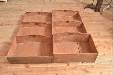 イギリスアンティーク　マホガニー材　ペイント仕上げ限定　テーブル付きが珍しい優雅な雰囲気漂うチェスト(引き出し)(R-050249)