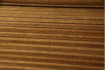 イギリスアンティーク　オーク材　使い込まれた木の風合いが貫録を漂わせるロールトップのライティングビューロー(ワークデスク、机、在宅ワーク、在宅用)(R-050252)