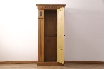 イギリスアンティーク　使い込まれた風合いと温かみのある色合いが魅力のワードローブ(洋服タンス)(R-050253)
