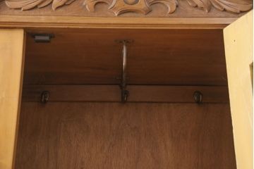 イギリスアンティーク　使い込まれた風合いと温かみのある色合いが魅力のワードローブ(洋服タンス)(R-050253)