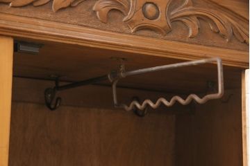 イギリスアンティーク　使い込まれた風合いと温かみのある色合いが魅力のワードローブ(洋服タンス)(R-050253)
