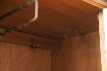 イギリスアンティーク　使い込まれた風合いと温かみのある色合いが魅力のワードローブ(洋服タンス)(R-050253)