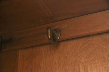 イギリスアンティーク　使い込まれた風合いと温かみのある色合いが魅力のワードローブ(洋服タンス)(R-050253)