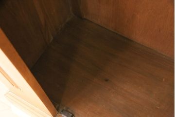 イギリスアンティーク　使い込まれた風合いと温かみのある色合いが魅力のワードローブ(洋服タンス)(R-050253)