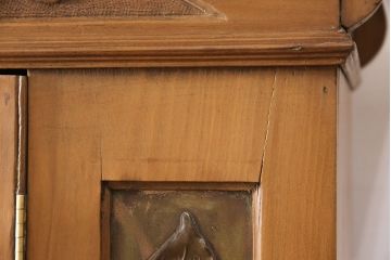 イギリスアンティーク　使い込まれた風合いと温かみのある色合いが魅力のワードローブ(洋服タンス)(R-050253)