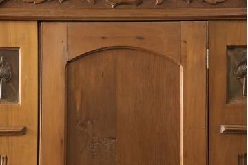 イギリスアンティーク　使い込まれた風合いと温かみのある色合いが魅力のワードローブ(洋服タンス)(R-050253)