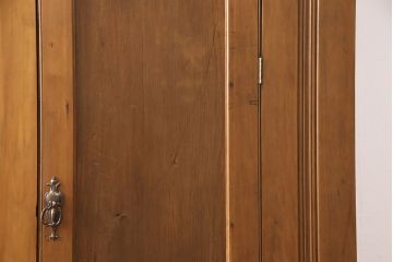 イギリスアンティーク　使い込まれた風合いと温かみのある色合いが魅力のワードローブ(洋服タンス)(R-050253)