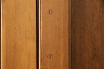 イギリスアンティーク　使い込まれた風合いと温かみのある色合いが魅力のワードローブ(洋服タンス)(R-050253)