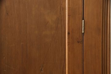 イギリスアンティーク　使い込まれた風合いと温かみのある色合いが魅力のワードローブ(洋服タンス)(R-050253)