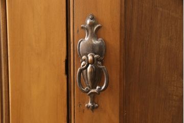 イギリスアンティーク　使い込まれた風合いと温かみのある色合いが魅力のワードローブ(洋服タンス)(R-050253)