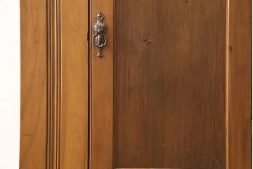 イギリスアンティーク　使い込まれた風合いと温かみのある色合いが魅力のワードローブ(洋服タンス)(R-050253)